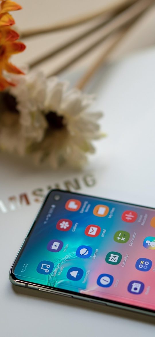 屏幕检测 App 检测报告界面截图，深色卡片上列出坏点、漏光、触控、烧屏四项的检测结论与时间戳，底部有一枚生成标记图的按钮
